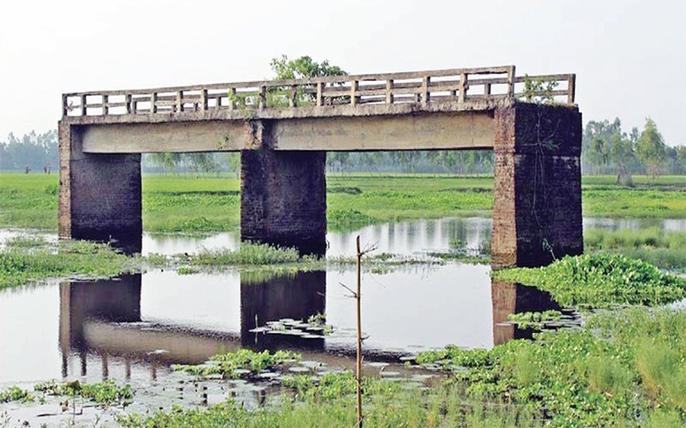 সেতু আছে সড়ক নাই, ৩৩ বছরের দুর্ভোগ ১২ গ্রামের মানুষের!